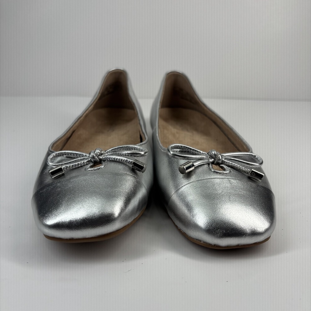 Vionic Silver Flats with Bow Detail 8.5 wide - Picture 3 of 16
